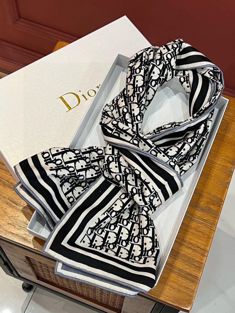 CHRISTIAN DIOR